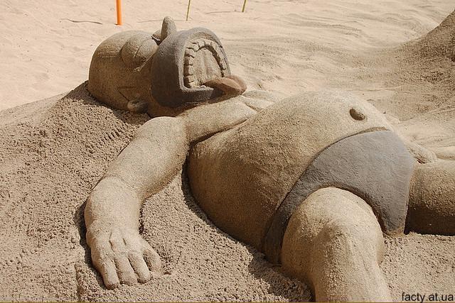 Гомер из симпсонов, скульптура из песка