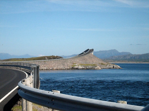 Сторсезандетский мост (Мост в никуда) в Норвегии - самый необычный мост в мире