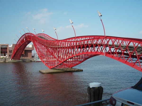 Змеевидный мост Питон в Амстердаме - - самый необычный мост в мире