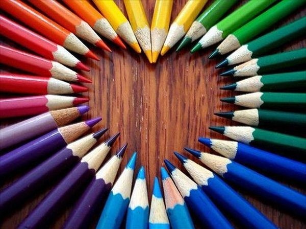 Сердце из цветных карандашей.