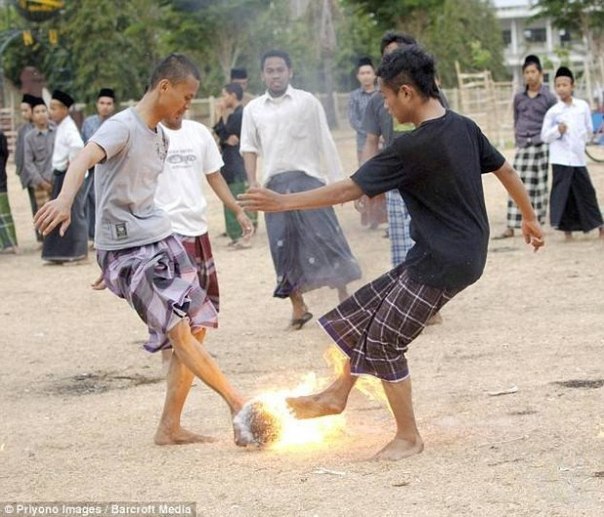 Индонезийский футбол горящим кокосом