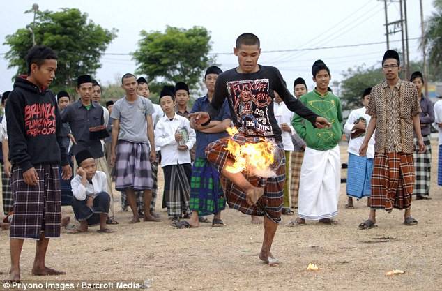 Индонезийский футбол горящим кокосом, набивание, жонглирование кокоса