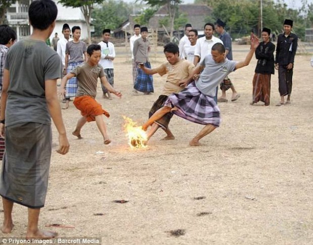Индонезийский футбол с горящим кокосом, отбор кокоса