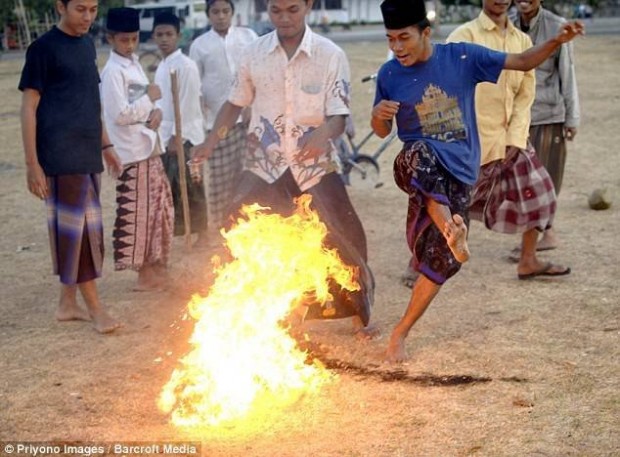 Индонезийский футбол с горящим кокосом, удар кокоса