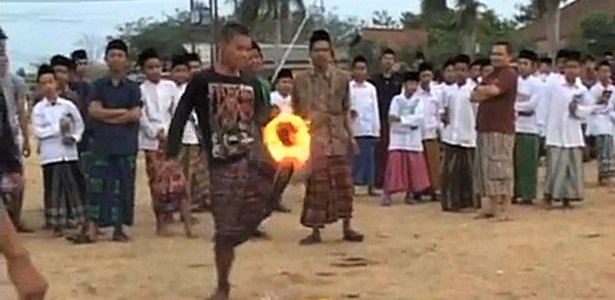 Индонезийский футбол с горящим кокосом, набивание и жонглирование кокоса