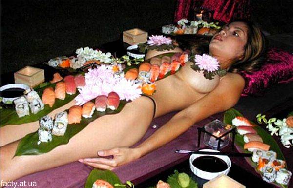 Ниотамори - поедание с обнаженного женского тела суши сашими. Японское искусство.