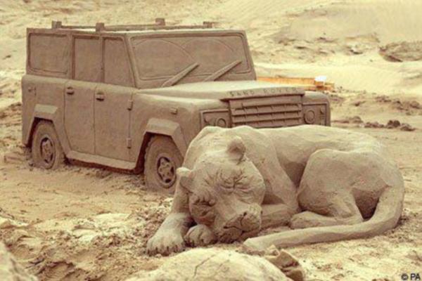 Леопард и машина из песка