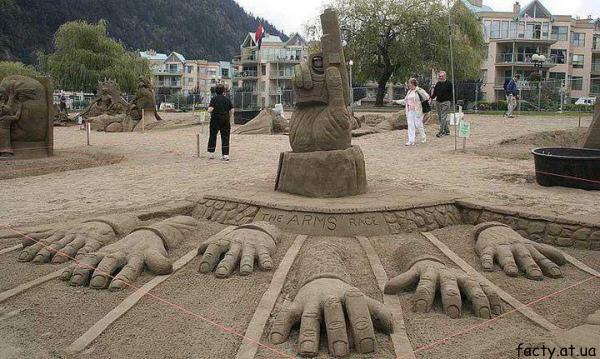 Руки, песочная скульптура